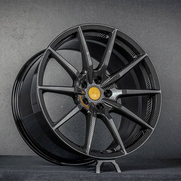 Versão de esteira com rodas forjadas mergulhadas em fibra de carbono